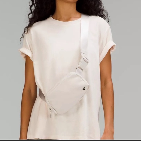 NWT LULULEMON BELT BAG WHITE OPAL - Picture 2 of 5